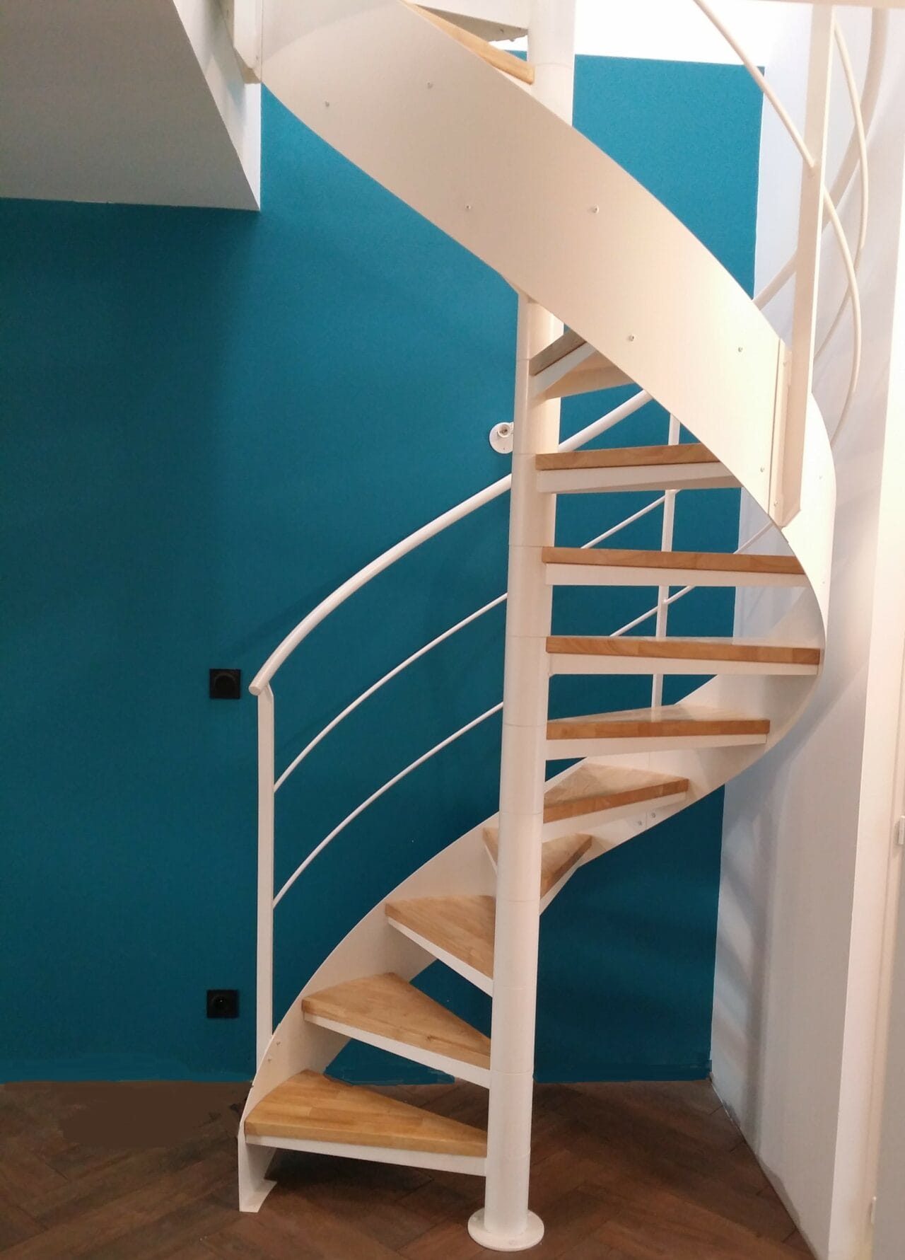 Escalier hélicoïdal avec fût central et limon extérieur