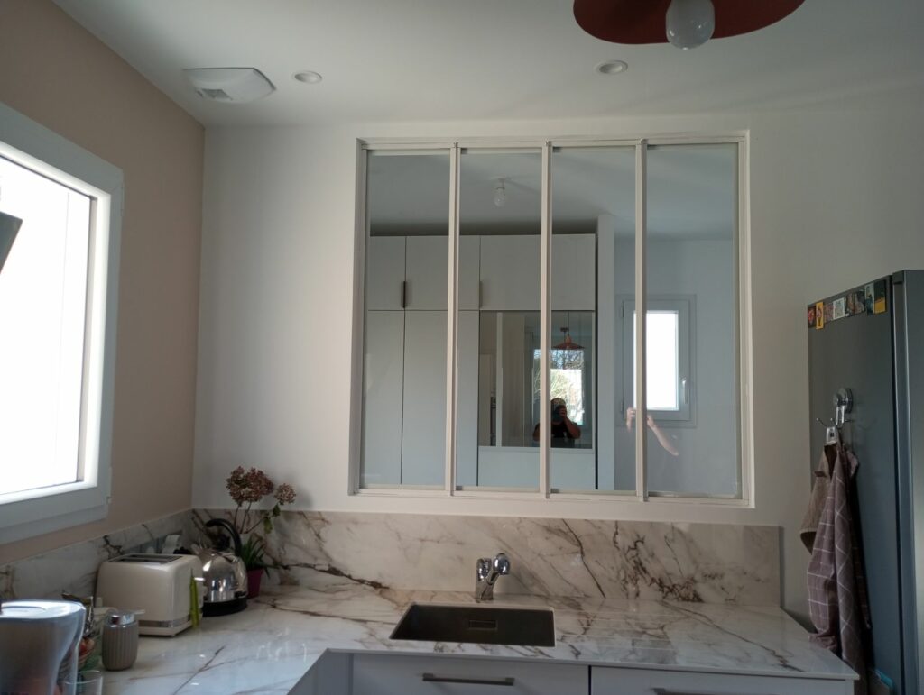 verrière sur mesure fenêtre en métal blanc