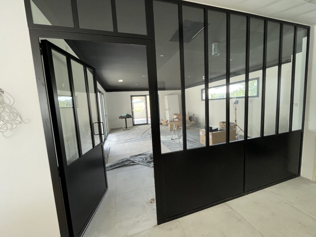 verrière sur mesure intérieure avec porte en métal noire