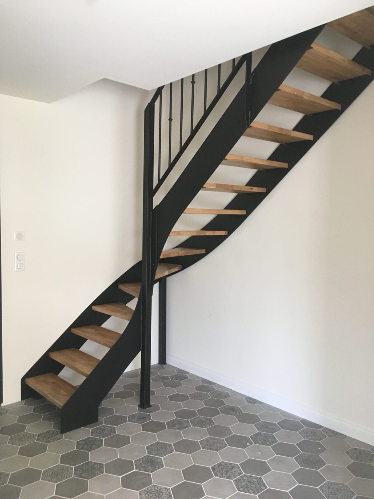 Escalier quart tournant avec 2 limons latéral, marches bois