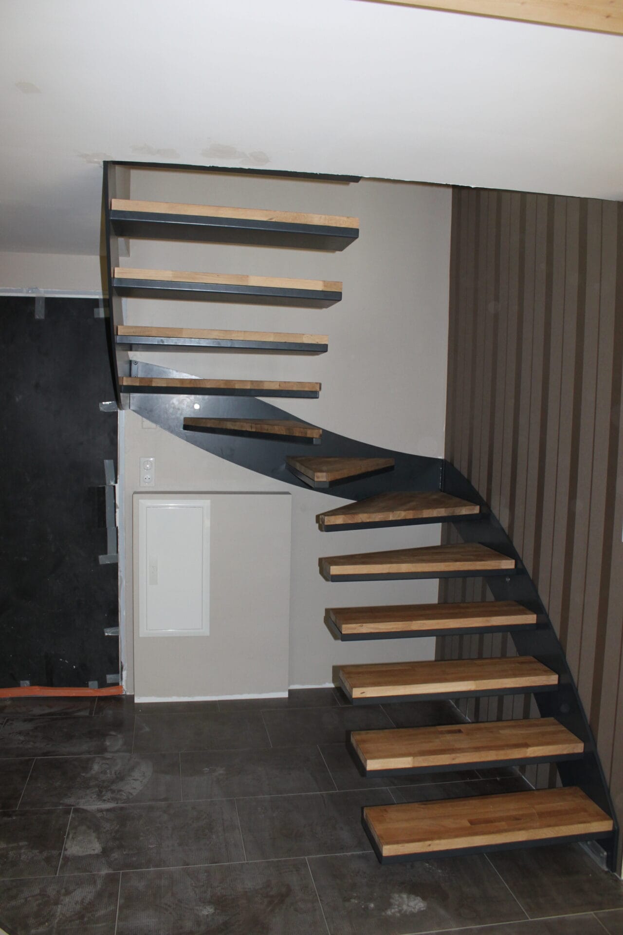 Escalier 2/4 tournant avec limon latéral avec marches suspendues.