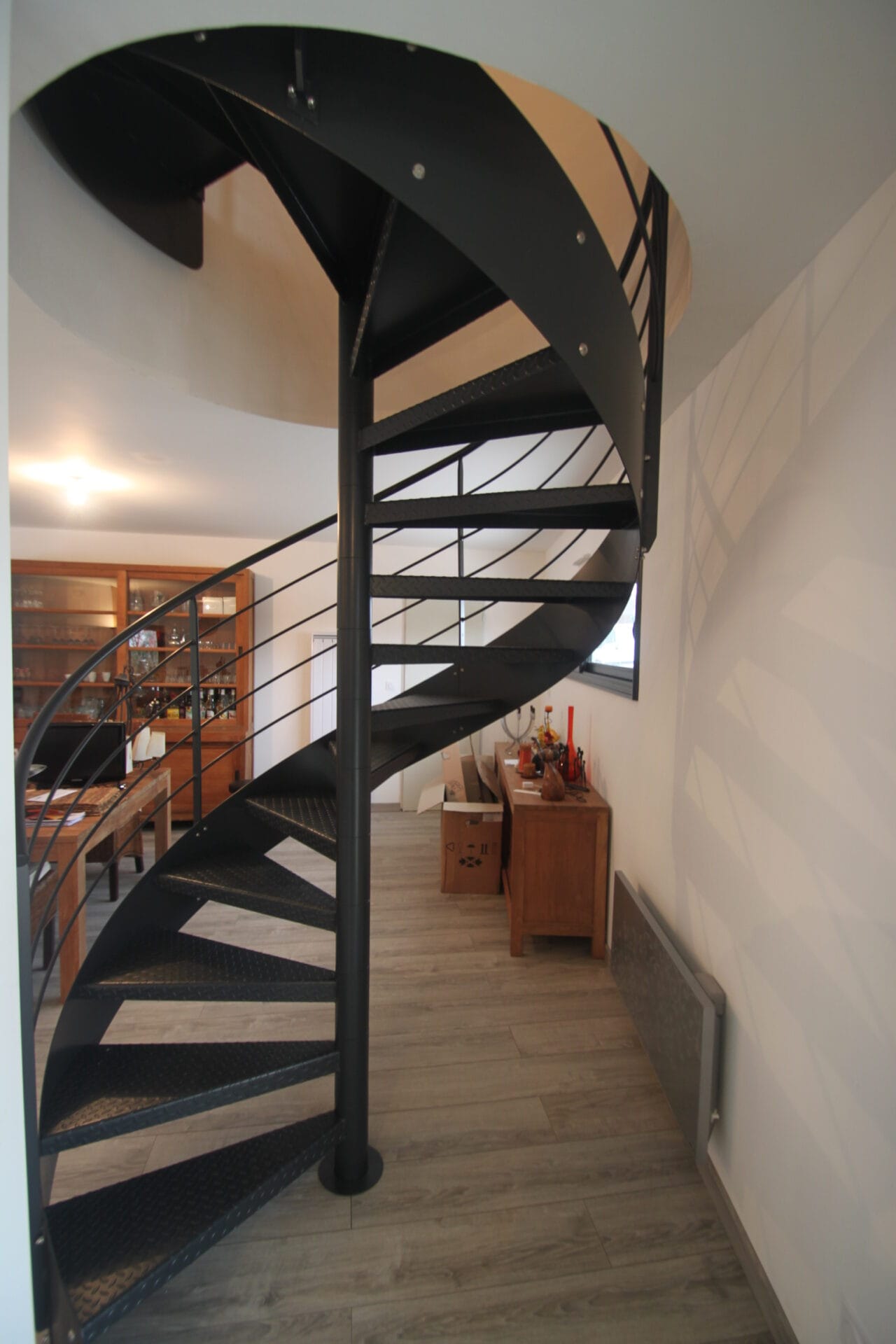 Escalier hélicoïdal avec fût central et limon extérieur