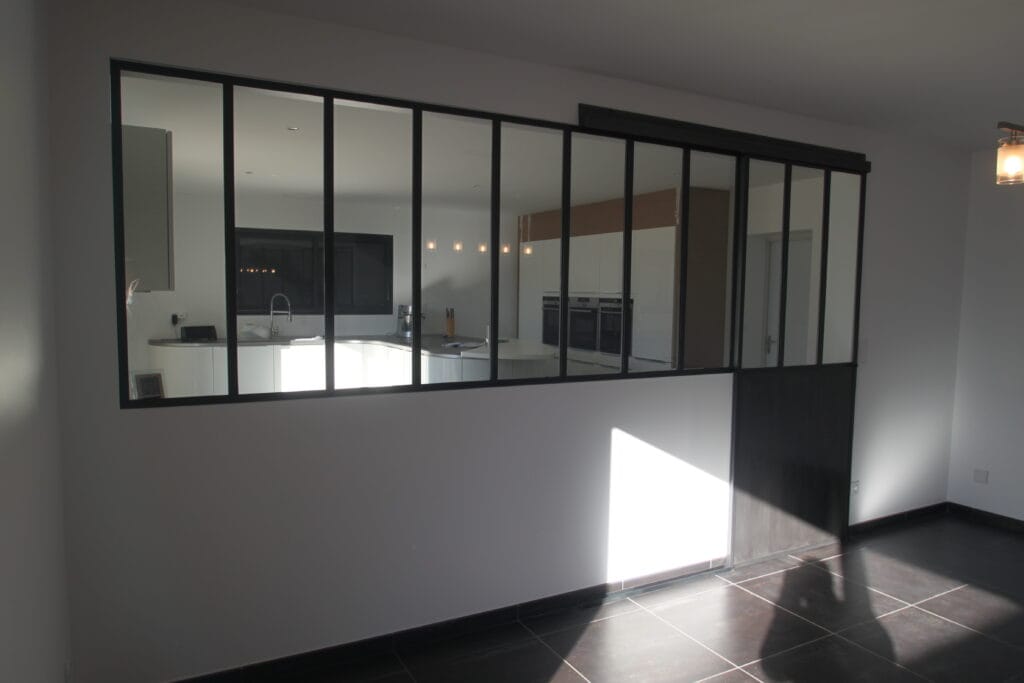 Verrière sur mesure cuisine intérieure acier thermolaqué