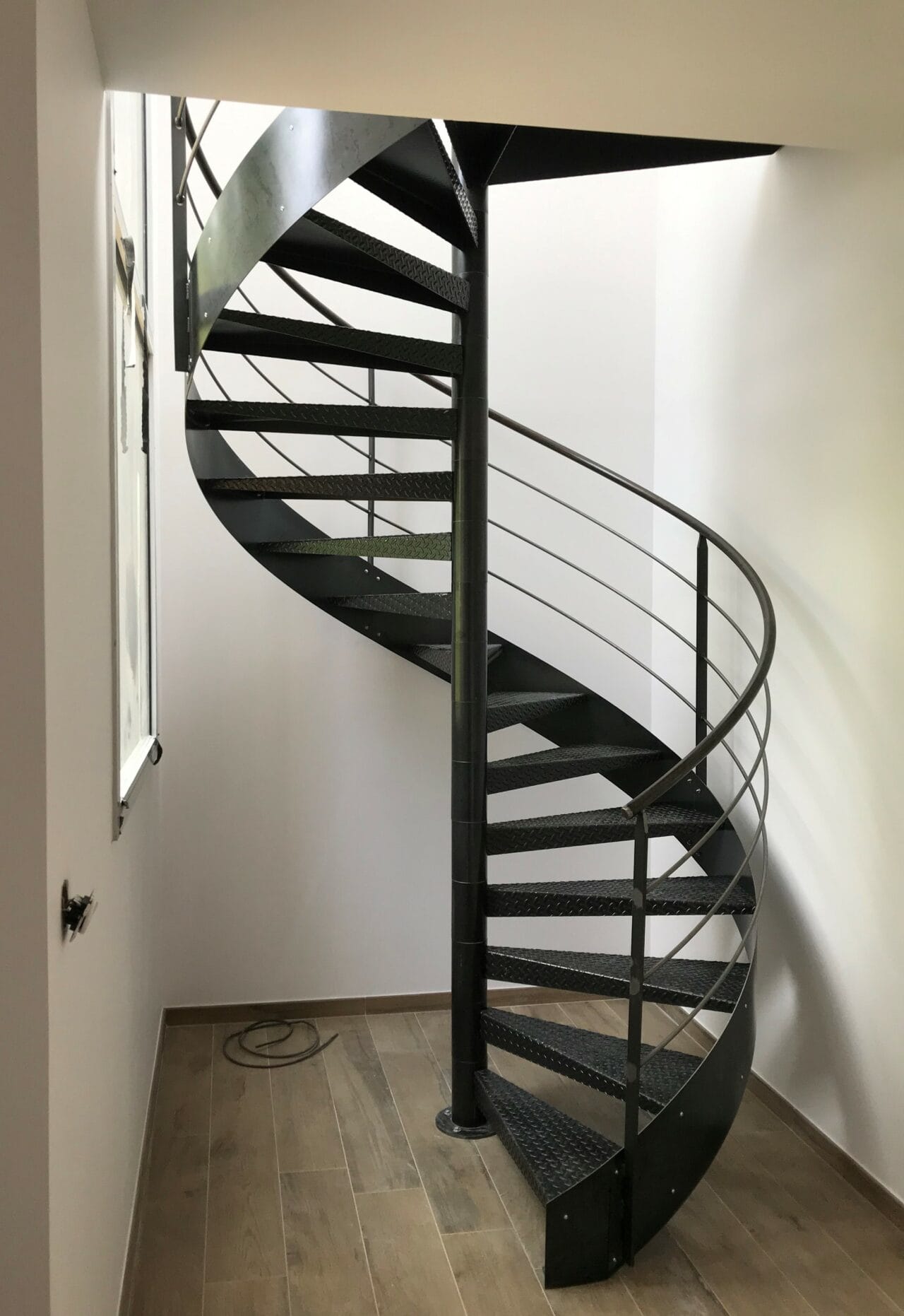 Escalier hélicoïdal avec fût central et limon extérieur