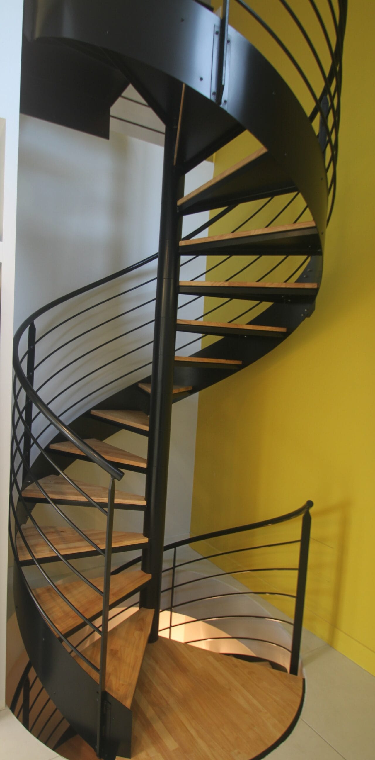 Escalier hélicoïdal avec fût central et limon extérieur