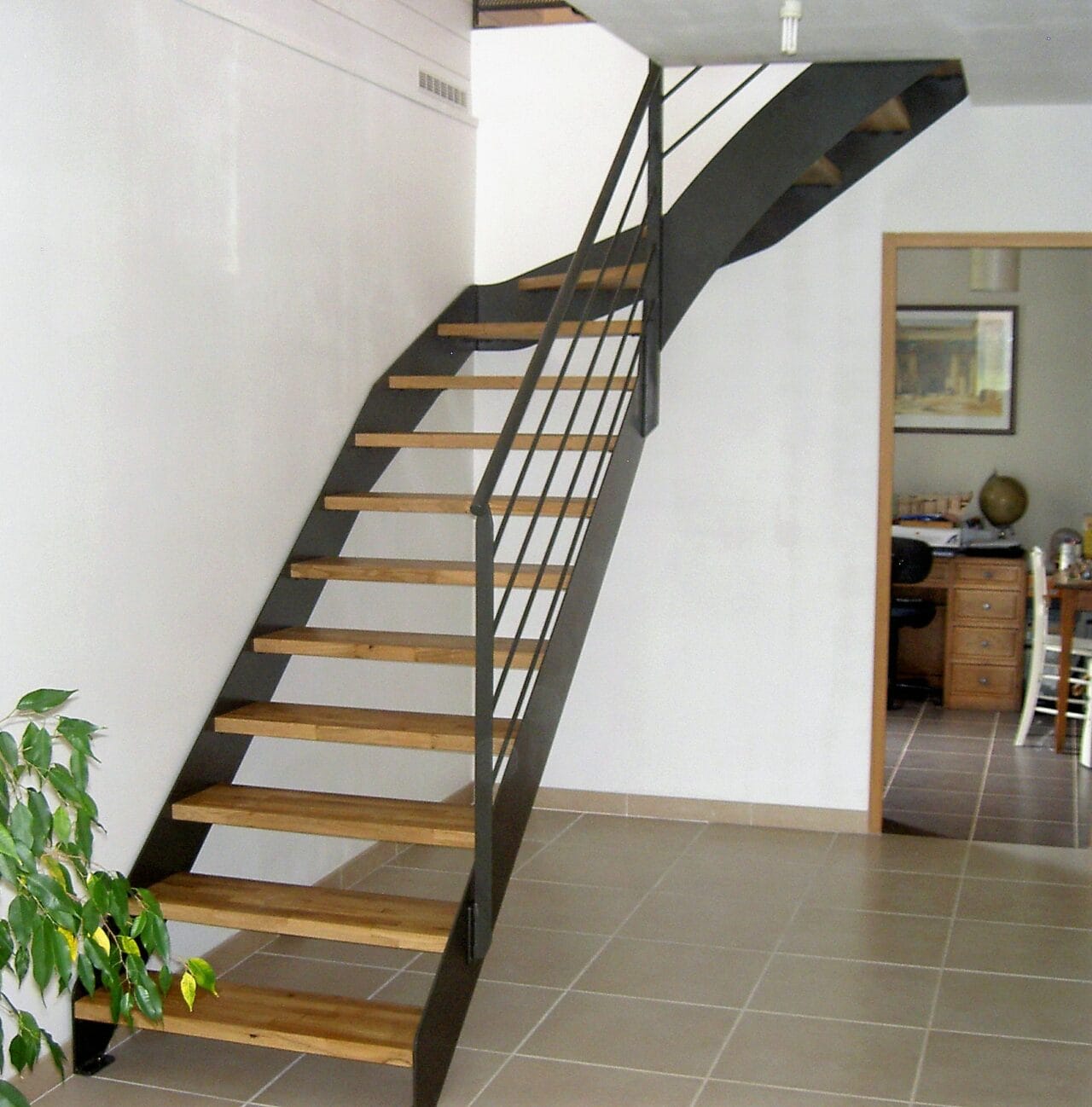 Escalier quart tournant avec 2 limons latéral, marches bois