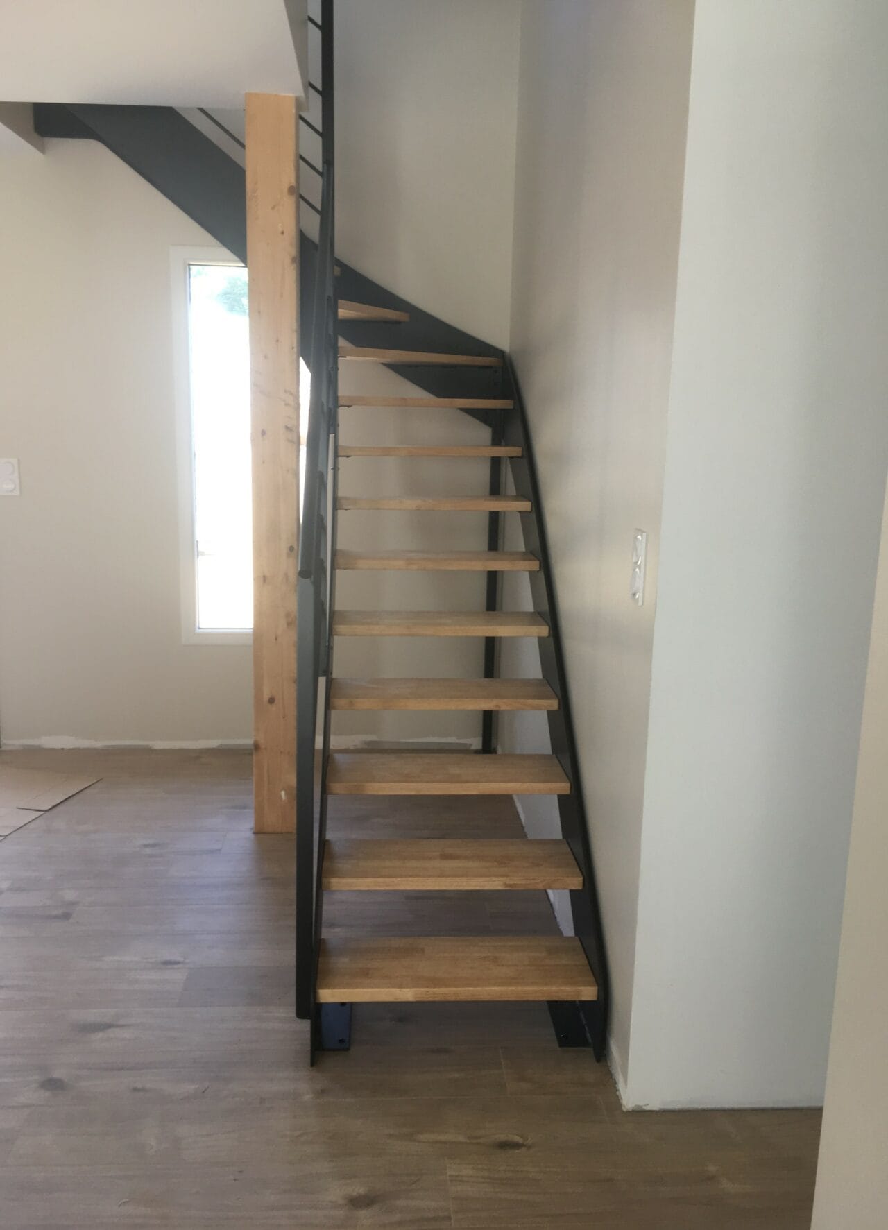 Escalier quart tournant avec 2 limons latéral, marches bois