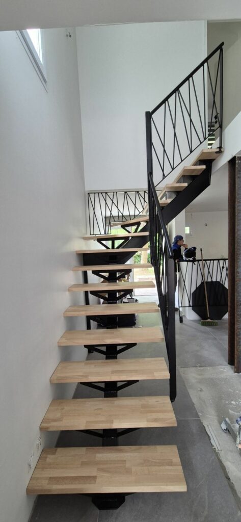 Escalier quart tournant, marches hévéa lamellé collé