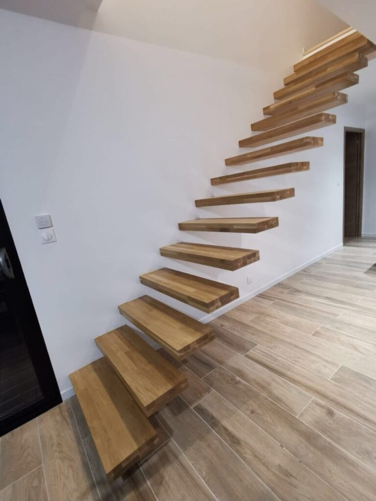 Escalier limon encastré avec marches suspendues
