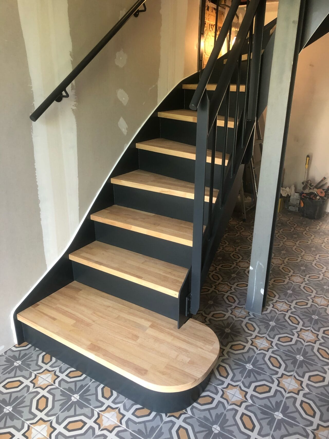 Escalier quart tournant avec 2 limons latéral, marches bois